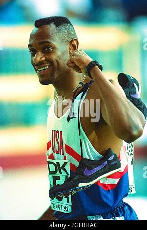 Kevin Young (USA) che gareggia nei 400 metri di ostacoli ai Campionati del mondo di atletica 1993 Foto Stock
