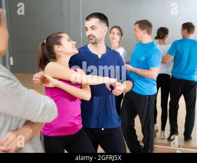 Giovane coppia che pratica la danza attiva in coppia Foto Stock