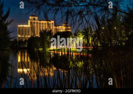 Baha Mar Resort Hotel nelle Bahamas di notte sotto un cielo blu. Foto Stock