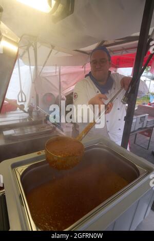 Grafschaft, Germania. 23 Agosto 2021. L'equipaggio della cucina del centro di ristorazione tedesco della Croce Rossa sta già cucinando il pranzo al mattino. Qui, più di 10000 pasti sono preparati tre volte al giorno per le vittime del disastro alluvionale dell'Ahr e per i numerosi aiutanti. Credit: Thomas Frey/dpa/Alamy Live News Foto Stock