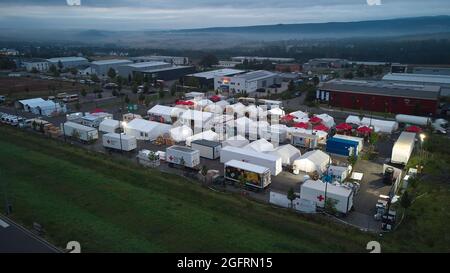 Grafschaft, Germania. 23 Agosto 2021. All'alba, il centro di ristorazione della Croce Rossa tedesca è già in funzione (vista aerea con un drone). Qui, più di 10,000 pasti sono preparati tre volte al giorno per le vittime del disastro alluvionale dell'Ahr e per i numerosi aiutanti. Credit: Thomas Frey/dpa/Alamy Live News Foto Stock