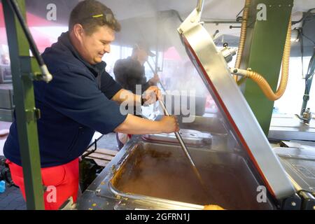 Grafschaft, Germania. 23 Agosto 2021. L'equipaggio della cucina del centro di ristorazione tedesco della Croce Rossa sta già cucinando il pranzo al mattino. Qui, più di 10000 pasti sono preparati tre volte al giorno per le vittime del disastro alluvionale dell'Ahr e per i numerosi aiutanti. Credit: Thomas Frey/dpa/Alamy Live News Foto Stock