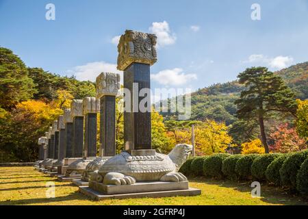 YANGSAN, COREA DEL SUD - 03 novembre 2017: Un primo piano di monumenti commemorativi per i monaci passati al tempio di Tongdosa a Yangsan, in Corea del Sud Foto Stock
