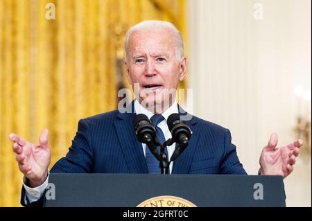 Washington, Stati Uniti. 26 agosto 2021. Il Presidente Joe Biden parla alla Casa Bianca nella stanza Est dell'attacco terroristico all'Aeroporto Internazionale Hamid Karzai di Kabul, Afghanistan, e dei membri del servizio degli Stati Uniti e delle vittime afghane uccise e ferite nell'attacco. Credit: SOPA Images Limited/Alamy Live News Foto Stock