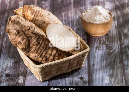 Radice di Taro dell'esculenta della colocasia e farina di Taro organica in una ciotola Foto Stock