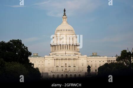 Washington, Stati Uniti. 27 ago 2021. Foto scattata il 26 agosto 2021 mostra l'edificio del Campidoglio a Washington, DC, Stati Uniti. Sette ufficiali di polizia del Campidoglio degli Stati Uniti giovedì hanno presentato una causa per i diritti civili contro l'ex presidente Donald Trump e il suo alleato Roger Stone, così come un certo numero di membri di gruppi estremisti di destra per la letale sommossa del Campidoglio del 6 gennaio. Credit: Liu Jie/Xinhua/Alamy Live News Foto Stock