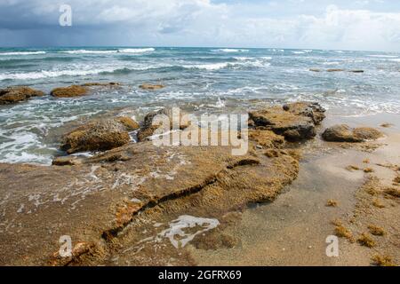 Onde che si infrangono sulle rocce alla spiaggia - Puerto Rico Foto Stock