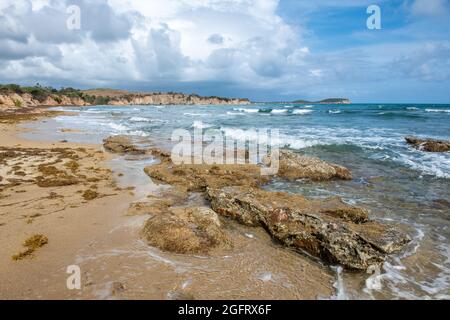 Onde che si infrangono sulle rocce alla spiaggia - Puerto Rico Foto Stock