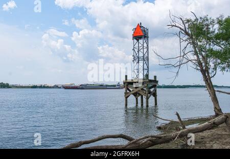 Mile Marker 102 sul fiume Mississippi a New Orleans, Louisiana, USA Foto Stock