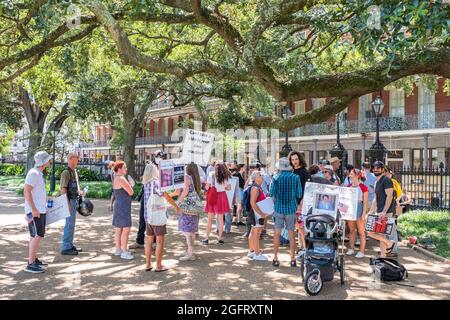 NEW ORLEANS, LA, USA - 22 AGOSTO 2021: I manifestanti in Jackson Square si oppongono ai mandati di vaccinazione e maschera Foto Stock