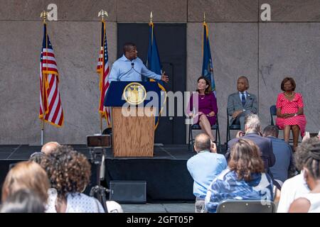 NEW YORK, NY - AGOSTO 26: Il senatore di Stato Brian Benjamin parla ad una conferenza stampa annunciandolo come Governatore Lt. Il 26 agosto 2021 a New York City. Il senatore Benjamin, che all'inizio di quest'anno si è piazzato quarto nella primaria democratica per il controllore cittadino, sostituirà Hochul che è stato giurato come Governatore questa settimana dopo le dimissioni dell'ex Gov. Andrew Cuomo. Il senatore Benjamin è stato uno sponsor principale e sostenitore delle riforme criminali e della polizia che includono la legge Eric Garner Anti-Chokehold e la legge di meno è più, che limita l'uso della carcerazione per il parole tecniche non criminali Foto Stock