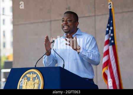 NEW YORK, NY - AGOSTO 26: Il senatore di Stato Brian Benjamin parla ad una conferenza stampa annunciandolo come Governatore Lt. Il 26 agosto 2021 a New York City. Il senatore Benjamin, che all'inizio di quest'anno si è piazzato quarto nella primaria democratica per il controllore cittadino, sostituirà Hochul che è stato giurato come Governatore questa settimana dopo le dimissioni dell'ex Gov. Andrew Cuomo. Il senatore Benjamin è stato uno sponsor principale e sostenitore delle riforme criminali e della polizia che includono la legge Eric Garner Anti-Chokehold e la legge di meno è più, che limita l'uso della carcerazione per il parole tecniche non criminali Foto Stock