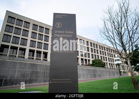 Washington, Stati Uniti. 27 ago 2021. La foto scattata il 26 agosto 2021 mostra la costruzione del Dipartimento del lavoro degli Stati Uniti a Washington, DC, Stati Uniti. I reclami iniziali senza lavoro negli Stati Uniti hanno spuntato fino a 353,000 la scorsa settimana in mezzo ad un'impennata COVID-19 alimentata dalla variante Delta, dopo essere caduta per quattro settimane diritte, il Dipartimento del lavoro degli Stati Uniti ha riferito il giovedì. Credit: Liu Jie/Xinhua/Alamy Live News Foto Stock
