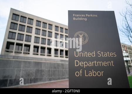 Washington, Stati Uniti. 27 ago 2021. La foto scattata il 26 agosto 2021 mostra la costruzione del Dipartimento del lavoro degli Stati Uniti a Washington, DC, Stati Uniti. I reclami iniziali senza lavoro negli Stati Uniti hanno spuntato fino a 353,000 la scorsa settimana in mezzo ad un'impennata COVID-19 alimentata dalla variante Delta, dopo essere caduta per quattro settimane diritte, il Dipartimento del lavoro degli Stati Uniti ha riferito il giovedì. Credit: Liu Jie/Xinhua/Alamy Live News Foto Stock