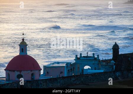 Vista sull'oceano dal Castillo San Felipe del Morro - Puerto Rico Foto Stock