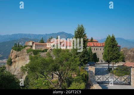 Monastero di Santo Stefano situato sulla roccia enorme di Meteora, Trikala, Grecia Foto Stock