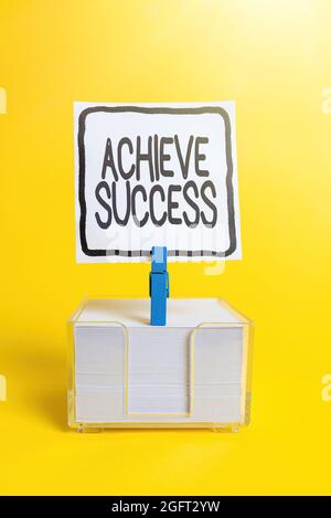 Didascalia di testo presentare raggiungere il successo. Concetto di business per raggiungere una fine desiderata o obiettivo di realizzazione di qualcosa di colorato idea Presentazione Foto Stock