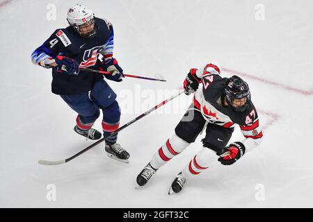 Calgary, AB, Canada. 26 agosto 2021. CAROLINE HARVEY (a sinistra) degli Stati Uniti e del Canada JAMIE RATTAY (a destra) pattina sul ghiaccio durante la partita preliminare del Canada contro Stati Uniti al campionato mondiale femminile IIHF del 2021 a Calgary, AB, Canada, il 26 agosto 2021. Il Canada ha sconfitto gli Stati Uniti 5-1 per prendere il primo posto nel round preliminare. L'ultima volta che il Canada ha battuto gli Stati Uniti al campionato del mondo è stato in 2013. (Credit Image: © Gavin John/ZUMA Press Wire) Foto Stock