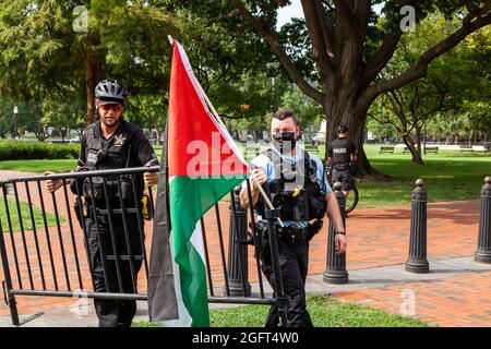 Washington, DC, USA, 26 Agosto, 2021. Nella foto: Un ufficiale del Servizio Segreto e un ufficiale della polizia del Parco degli Stati Uniti hanno istituito una barricata dopo aver ordinato ai palestinesi e ai sostenitori di lasciare Lafayette Park durante una protesta contro la prima visita di Naftali Bennett alla Casa Bianca come primo ministro di Israele. L'ordine di partenza è molto insolito, in quanto il Servizio Segreto permette proteste nel parco ogni giorno. Credit: Allison Bailey / Alamy Live News Foto Stock