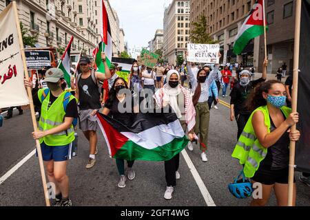 Washington, DC, USA, 26 Agosto, 2021. Nella foto: I manifestanti marciano in centro durante una protesta contro la visita del primo ministro israeliano Naftali Bennett alla Casa Bianca. I manifestanti chiedono che gli Stati Uniti sanzionino Israele per i suoi continui attacchi contro i palestinesi, compresi i bambini, e per la rimozione dei palestinesi dalle loro case. All'inizio del raduno, i funzionari del Servizio Segreto ordinarono i manifestanti fuori dal Lafayette Park. L'ordine è molto inusuale in quanto il Servizio Segreto permette proteste nel parco ogni giorno. Credit: Allison Bailey / Alamy Live News Foto Stock