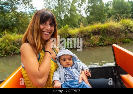 Madre con il suo bambino sulla barca a vela tra la Garette e Coulon in Francia Foto Stock