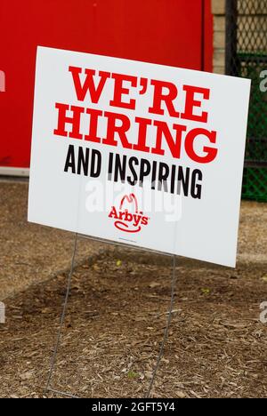 Chantilly, Virginia, Stati Uniti d'America - 27 maggio 2021: Primo piano immagine di un cartello postato fuori un ristorante Arby's Drive-through pubblicità 'We're Hiring'. Foto Stock