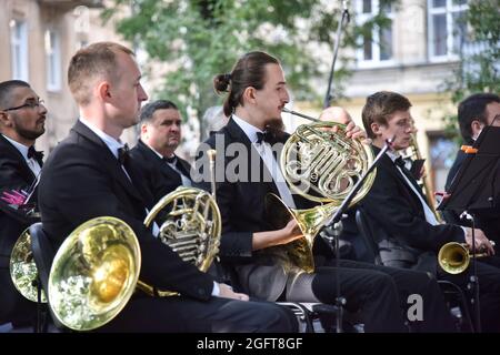 Lviv, Ucraina. 26 agosto 2021. L'orchestra si esibirà durante l'apertura della scultura di Franz Xaver Mozart a Lviv. A Lviv è iniziato il V Festival Internazionale di Musica classica di LvivMozart. In occasione del 230° anniversario di Franz Xaver Mozart (compositore, musicista di Lviv e ispiratore del festival), la sua scultura allegorica fu installata in città. Il monumento al compositore fu creato dallo scultore austriaco Sebastian Schweikert. Credit: SOPA Images Limited/Alamy Live News Foto Stock