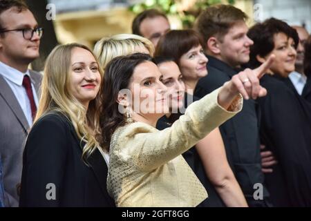 Lviv, Ucraina. 26 agosto 2021. Famoso direttore Oksana Lyniv visto durante l'apertura della scultura di Franz Xaver Mozart a Lviv. A Lviv è iniziato il V Festival Internazionale di Musica classica di LvivMozart. In occasione del 230° anniversario di Franz Xaver Mozart (compositore, musicista di Lviv e ispiratore del festival), la sua scultura allegorica fu installata in città. Il monumento al compositore fu creato dallo scultore austriaco Sebastian Schweikert. Credit: SOPA Images Limited/Alamy Live News Foto Stock