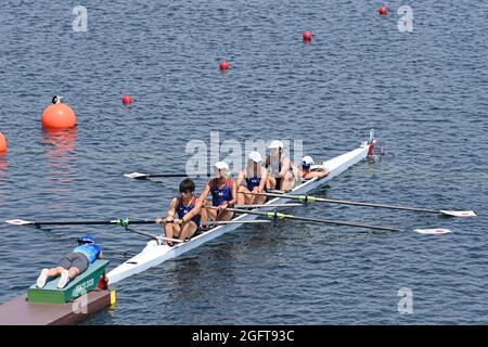 Tokyo, Giappone. Credito: MATSUO. 27 ago 2021. Gruppo di squadre giapponesi, Haruka Yao, Yui Kimura, Toshihiro Nishioka, Ryohei Ariyasu, Tatsuya Hiroyuki (JPN) Rowing : PR3 misto Coxed Four durante i Giochi Paralimpici di Tokyo 2020 al Sea Forest Waterway di Tokyo, Giappone. Credit: MATSUO .K/AFLO SPORT/Alamy Live News Foto Stock