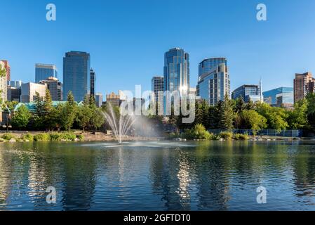 Skyline di Calgary con il fiume Bow e grattacieli del centro di Calgary, Alberta, Canada. Foto Stock