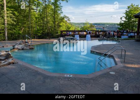 Virginia occidentale. Piscina, Adventures on the Gorge Lodge, New River Gorge Bridge in background. Foto Stock