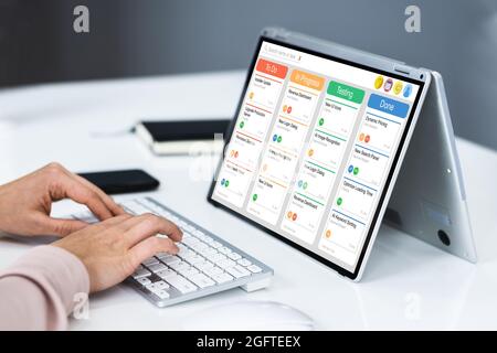 Project Manager che utilizza Agile Software in Office Foto Stock