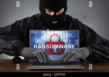 Virus ransomware. Attacco di estorsione del riscatto. Computer portatile crittografato hacked Foto Stock