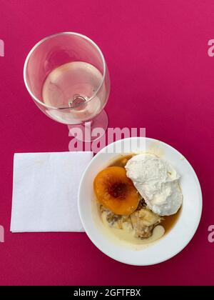Virginia Occidentale, Pan Pudding e Peach Dessert, con vino Bianco. Foto Stock