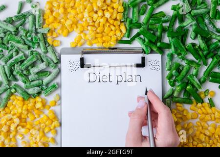 Programma DI DIETA. Verdure surgelate di mais giallo, fagioli verdi. Raccolta conservazione di cibo per l'inverno. Veganismo, cibo vegetariano sano Foto Stock