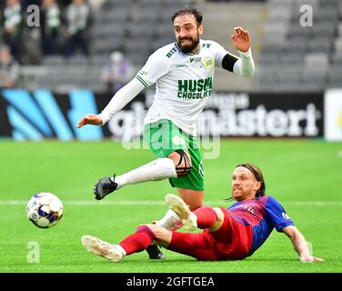 STOCCOLMA 20210826 Hammarbys Abdullah Khalili och Basels Michael Lang i kamp om bollen sotto torsdagens kval fino a Europa Conference League, playoff, andra matchen mellan Hammarby IF och FC Basel på Tele2 Arena. Foto: Jonas Ekströmer / TT kod 10030 Foto Stock