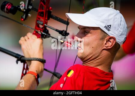 Pararciere Piotr Van Montagu raffigurato in azione durante il round di classifica aperta nel singolo evento maschile di tiro con l'arco composto, il terzo giorno del Foto Stock