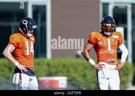 I quarterback dei Chicago Bears Andy Dalton (14) e Justin Fields (1) durante il training camp ad Halas Hall, giovedì 26 agosto 2021, a Lake Forest, Illinois. (Max Siker/immagine dello sport) Foto Stock