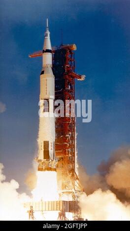 Questa fotografia mostra il veicolo di lancio di Saturno V (SA-506) per il liftoff della missione Apollo 11 alle 8:32 CDT, 16 luglio 1969, dal complesso di lancio 39A al Kennedy Space Center. L'Apollo 11 fu la prima missione lunare di atterraggio con equipaggio di tre astronauti: Il comandante della missione Neil A. Armstrong, il pilota del modulo di comando Michael Collins e il pilota del modulo lunare Edwin E. Aldrin, Jr. Collocò i primi umani sulla superficie della luna e li riportò sulla Terra. Foto Stock