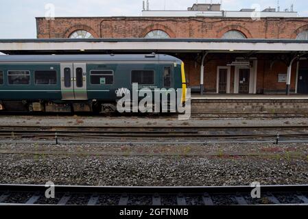 Una DMU GWR Class 166 Networker Turbo alla stazione di Worcester Shrub Hill. Maggio 2021 Foto Stock