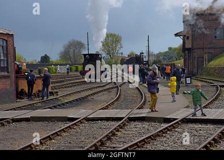 Gli appassionati di ferrovie fotografano le locomotive a vapore GWR presso il Didcot Railway Center, Oxfordshire Foto Stock