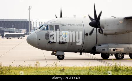 Langenhagen, Germania. 20 ago 2021. Un velivolo del tipo Alenia C-27J Spartan dei taxi dell'Aeronautica Rumena sulla base dell'Aeroporto di Hannover-Langenhagen. Credit: Moritz Frankenberg/dpa/Alamy Live News Foto Stock