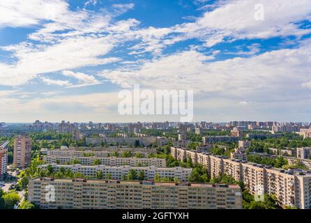 Edifici residenziali a più piani in una zona residenziale. Foto Stock