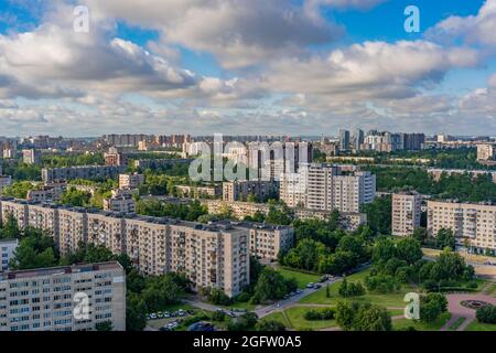 Zona residenziale di San Pietroburgo in una giornata estiva. Foto Stock