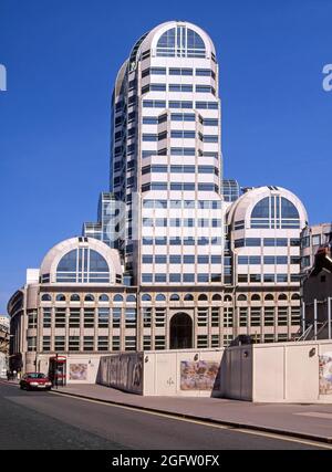 Insolito 1998 archivio immagine di Barclays Bank una volta gruppo sede centrale edificio in un sito d'angolo a Gracechurch Street - questa vista - e Lombard Street nel quartiere finanziario di Square Mile di City of London preso durante la demolizione degli anni '90 nella vicina ristrutturazione si trova a rimuovere vecchi edifici ostruenti in questo storico archivio anni '90 vista e la facciata su un Cielo blu giorno di sole a Londra Inghilterra Regno Unito Foto Stock