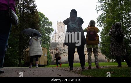 Pattensen, Germania. 27 ago 2021. Durante il tempo piovoso, i turisti fotografano il Castello di Marienburg nella regione di Hannover. Credit: Julian Stratenschulte/dpa/Alamy Live News Foto Stock