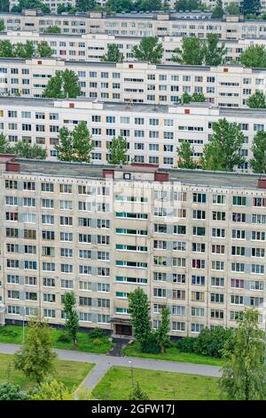 Edifici residenziali a più piani in una zona residenziale. Foto Stock