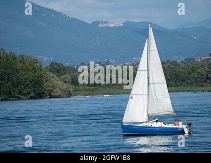 Barca a vela blu sul lago maggiore.Lombardia,laghi italiani,Italia. Foto Stock