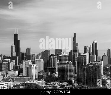 Un'immagine monocromatica dello skyline di Chicago scattata in una bella giornata parzialmente nuvolosa. Foto Stock