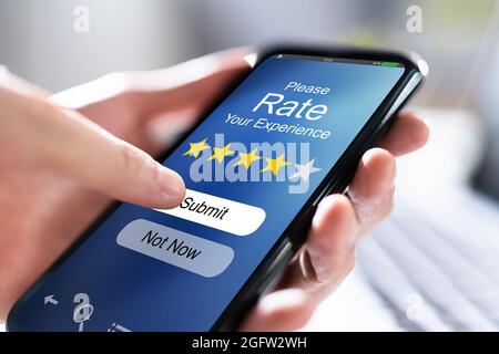 Questionario di valutazione sondaggio online per adulti al telefono Foto Stock